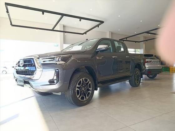 TOYOTA HILUX 2.8 D-4D TURBO DIESEL CD SRV 4X4 AUTOMÁTICO
